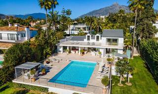 Villa de lujo contemporánea, excelentemente ubicada, en venta en una zona residencial vigilada, en primera línea de golf de Las Brisas en Nueva Andalucía, Marbella 39054 