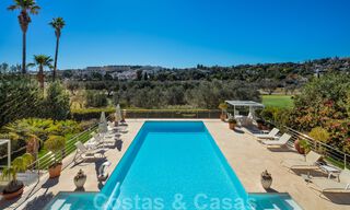 Villa de lujo contemporánea, excelentemente ubicada, en venta en una zona residencial vigilada, en primera línea de golf de Las Brisas en Nueva Andalucía, Marbella 39055 