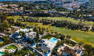 Villa de lujo contemporánea, excelentemente ubicada, en venta en una zona residencial vigilada, en primera línea de golf de Las Brisas en Nueva Andalucía, Marbella 39056 