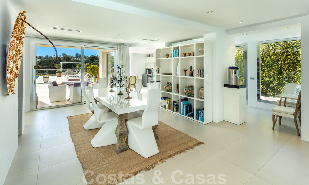 Villa de lujo contemporánea, excelentemente ubicada, en venta en una zona residencial vigilada, en primera línea de golf de Las Brisas en Nueva Andalucía, Marbella 39057