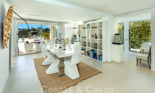 Villa de lujo contemporánea, excelentemente ubicada, en venta en una zona residencial vigilada, en primera línea de golf de Las Brisas en Nueva Andalucía, Marbella 39057 