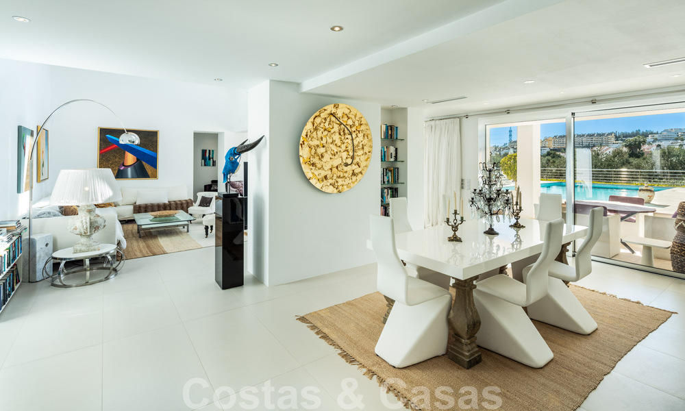 Villa de lujo contemporánea, excelentemente ubicada, en venta en una zona residencial vigilada, en primera línea de golf de Las Brisas en Nueva Andalucía, Marbella 39058