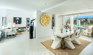 Villa de lujo contemporánea, excelentemente ubicada, en venta en una zona residencial vigilada, en primera línea de golf de Las Brisas en Nueva Andalucía, Marbella 39058 