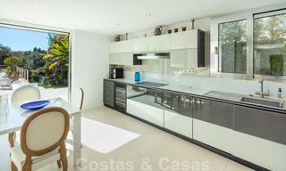 Villa de lujo contemporánea, excelentemente ubicada, en venta en una zona residencial vigilada, en primera línea de golf de Las Brisas en Nueva Andalucía, Marbella 39059 