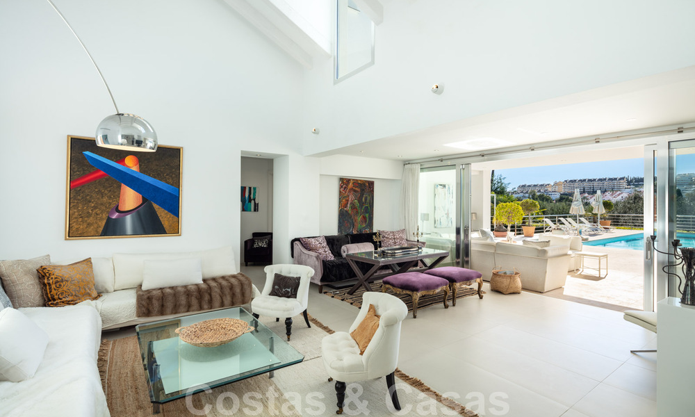 Villa de lujo contemporánea, excelentemente ubicada, en venta en una zona residencial vigilada, en primera línea de golf de Las Brisas en Nueva Andalucía, Marbella 39060