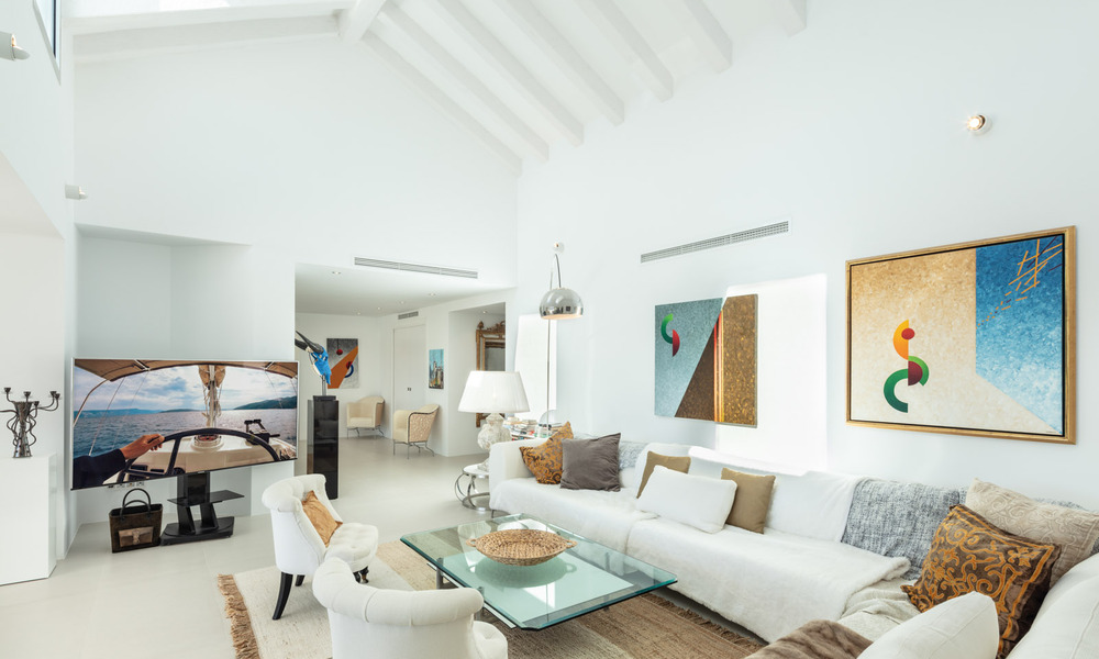 Villa de lujo contemporánea, excelentemente ubicada, en venta en una zona residencial vigilada, en primera línea de golf de Las Brisas en Nueva Andalucía, Marbella 39061