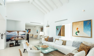 Villa de lujo contemporánea, excelentemente ubicada, en venta en una zona residencial vigilada, en primera línea de golf de Las Brisas en Nueva Andalucía, Marbella 39061 