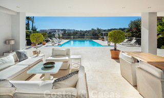 Villa de lujo contemporánea, excelentemente ubicada, en venta en una zona residencial vigilada, en primera línea de golf de Las Brisas en Nueva Andalucía, Marbella 39062 
