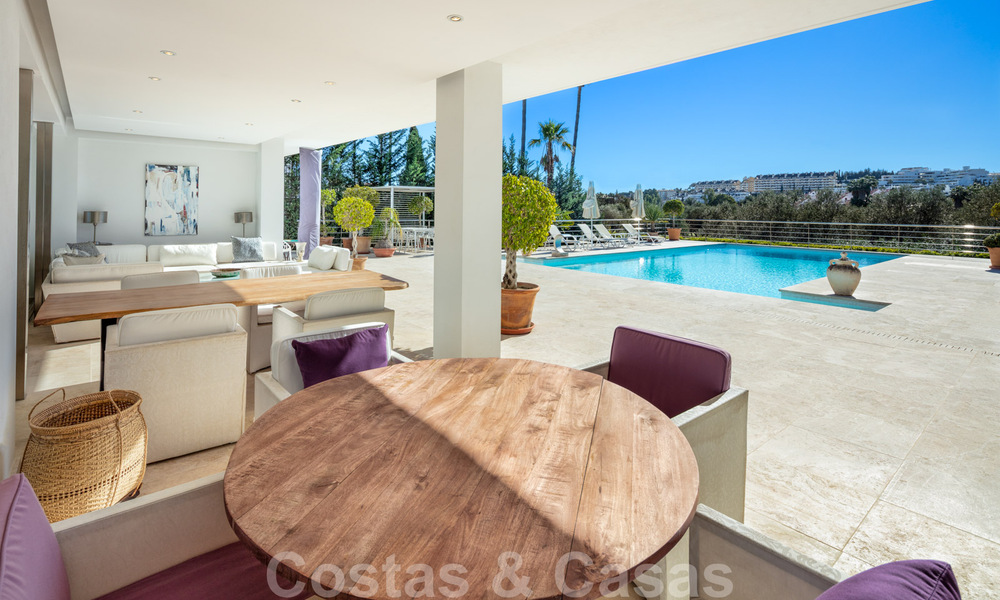 Villa de lujo contemporánea, excelentemente ubicada, en venta en una zona residencial vigilada, en primera línea de golf de Las Brisas en Nueva Andalucía, Marbella 39063