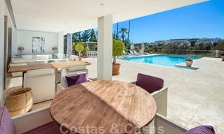 Villa de lujo contemporánea, excelentemente ubicada, en venta en una zona residencial vigilada, en primera línea de golf de Las Brisas en Nueva Andalucía, Marbella 39063 