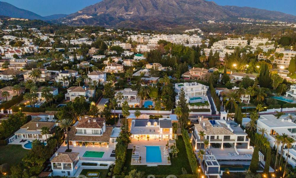 Villa de lujo contemporánea, excelentemente ubicada, en venta en una zona residencial vigilada, en primera línea de golf de Las Brisas en Nueva Andalucía, Marbella 39066