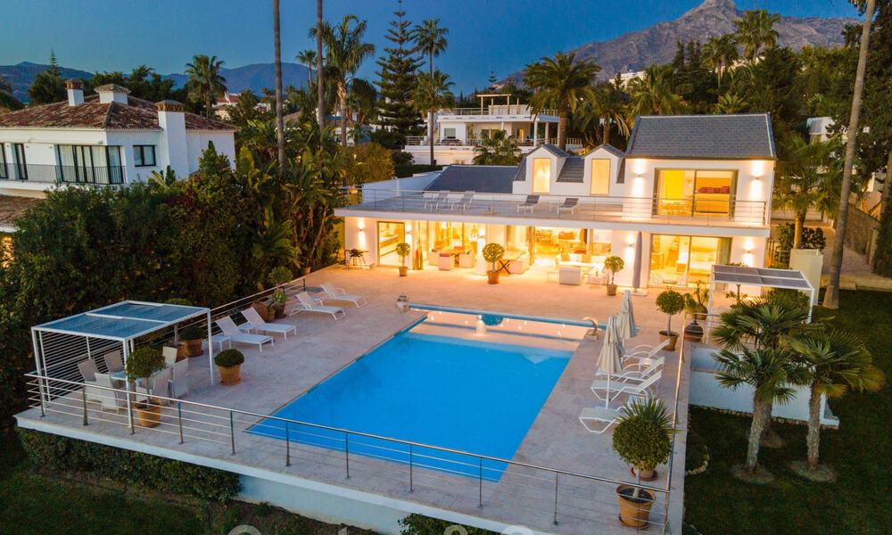 Villa de lujo contemporánea, excelentemente ubicada, en venta en una zona residencial vigilada, en primera línea de golf de Las Brisas en Nueva Andalucía, Marbella 39067