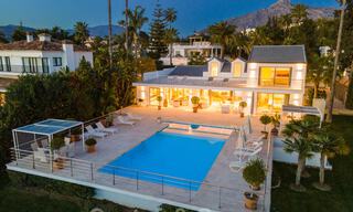 Villa de lujo contemporánea, excelentemente ubicada, en venta en una zona residencial vigilada, en primera línea de golf de Las Brisas en Nueva Andalucía, Marbella 39067 