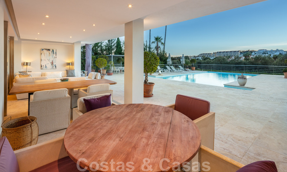 Villa de lujo contemporánea, excelentemente ubicada, en venta en una zona residencial vigilada, en primera línea de golf de Las Brisas en Nueva Andalucía, Marbella 39068