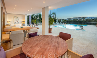Villa de lujo contemporánea, excelentemente ubicada, en venta en una zona residencial vigilada, en primera línea de golf de Las Brisas en Nueva Andalucía, Marbella 39068 