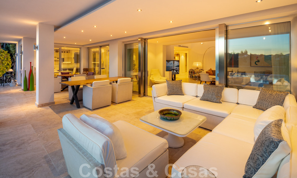 Villa de lujo contemporánea, excelentemente ubicada, en venta en una zona residencial vigilada, en primera línea de golf de Las Brisas en Nueva Andalucía, Marbella 39069