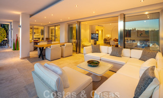Villa de lujo contemporánea, excelentemente ubicada, en venta en una zona residencial vigilada, en primera línea de golf de Las Brisas en Nueva Andalucía, Marbella 39069 