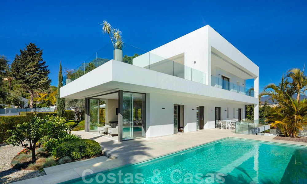Villa contemporánea y moderna en venta en Nueva Andalucía, Marbella 39080