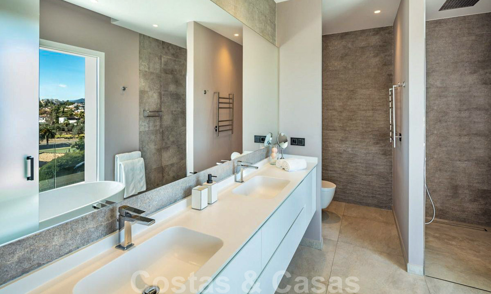 Villa contemporánea y moderna en venta en Nueva Andalucía, Marbella 39085