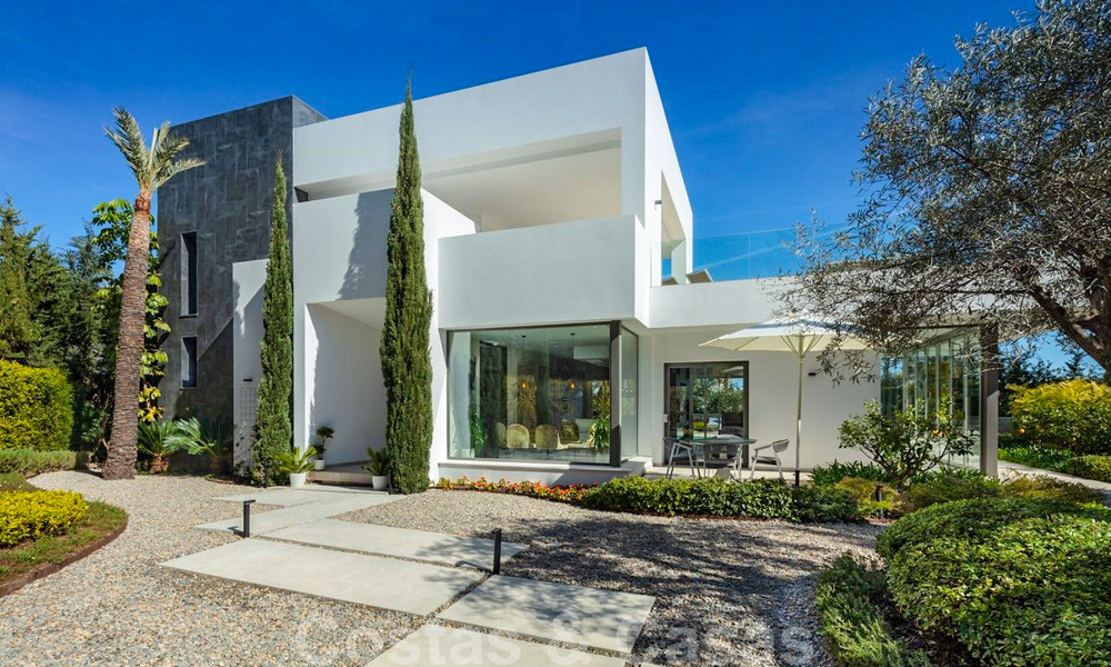 Villa contemporánea y moderna en venta en Nueva Andalucía, Marbella 39090