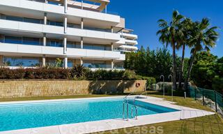 Moderno y contemporáneo ático en venta con vistas panorámicas al valle y al mar en la exclusiva Benahavis - Marbella 39097 
