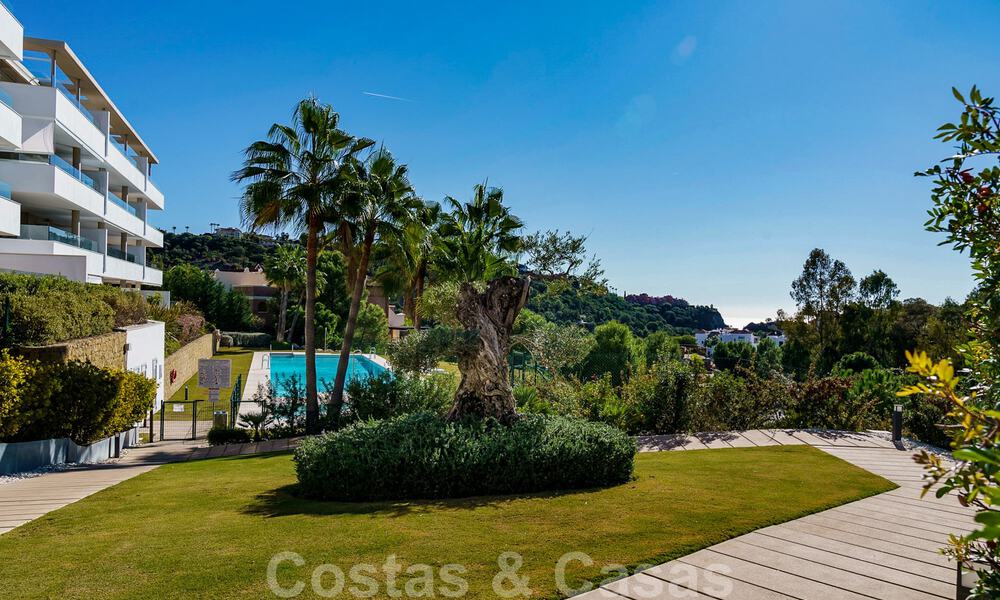 Moderno y contemporáneo ático en venta con vistas panorámicas al valle y al mar en la exclusiva Benahavis - Marbella 39098