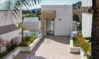 Moderno y contemporáneo ático en venta con vistas panorámicas al valle y al mar en la exclusiva Benahavis - Marbella 39100 