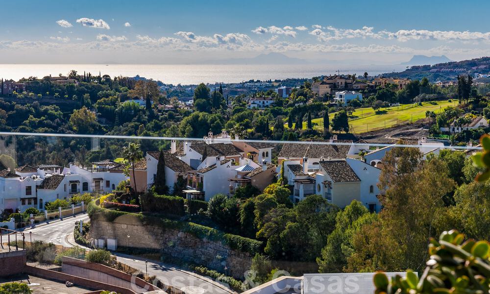 Moderno y contemporáneo ático en venta con vistas panorámicas al valle y al mar en la exclusiva Benahavis - Marbella 39102