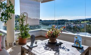 Moderno y contemporáneo ático en venta con vistas panorámicas al valle y al mar en la exclusiva Benahavis - Marbella 39103 