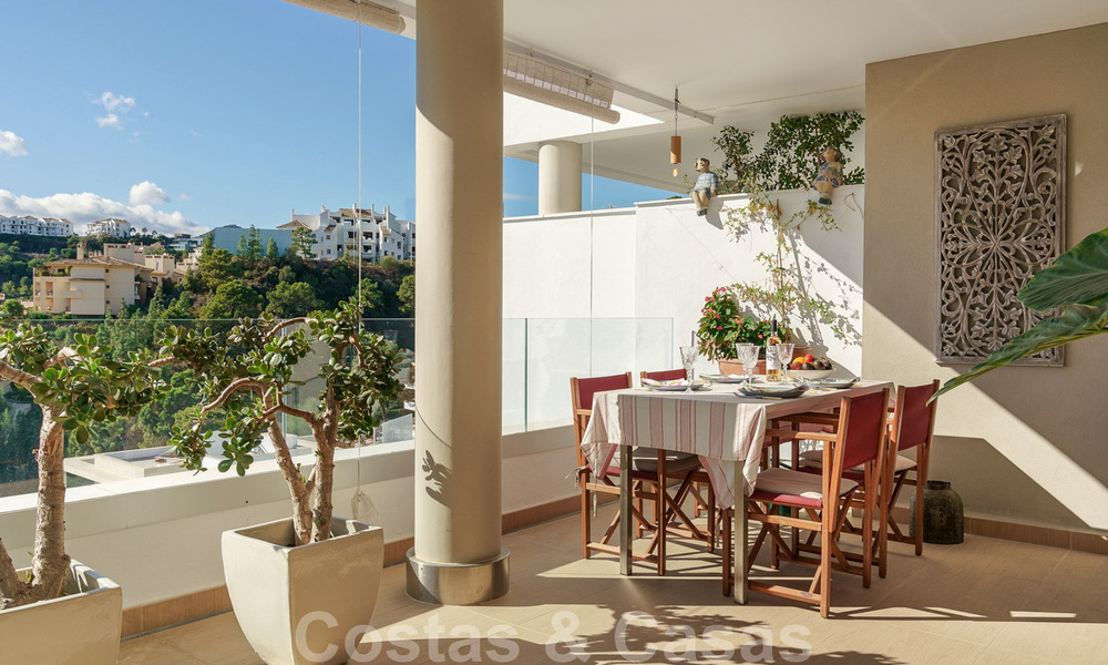 Moderno y contemporáneo ático en venta con vistas panorámicas al valle y al mar en la exclusiva Benahavis - Marbella 39104