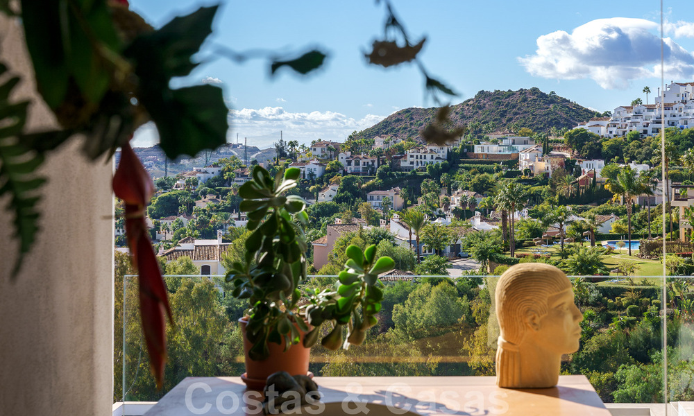 Moderno y contemporáneo ático en venta con vistas panorámicas al valle y al mar en la exclusiva Benahavis - Marbella 39105