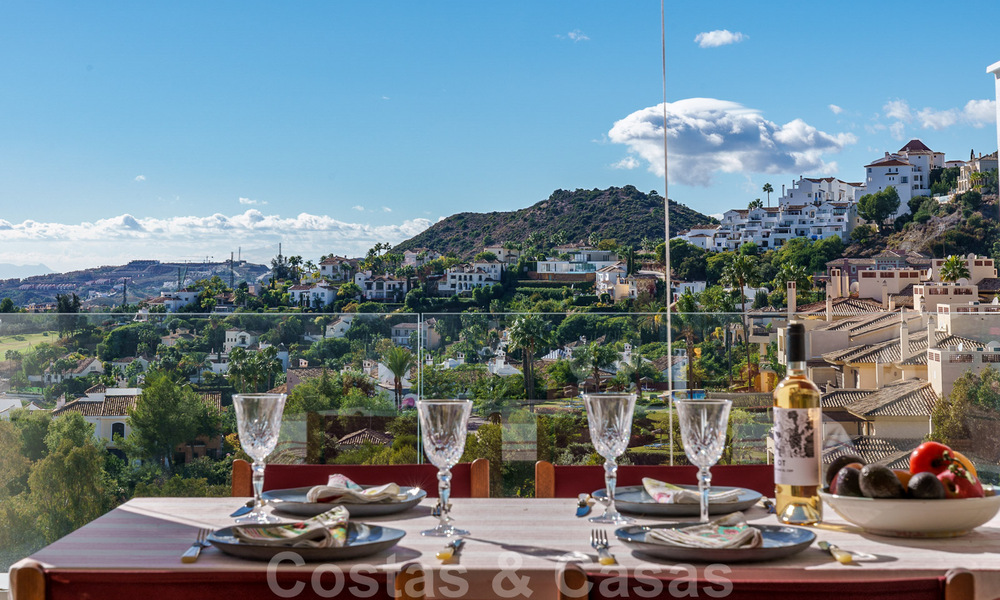 Moderno y contemporáneo ático en venta con vistas panorámicas al valle y al mar en la exclusiva Benahavis - Marbella 39107
