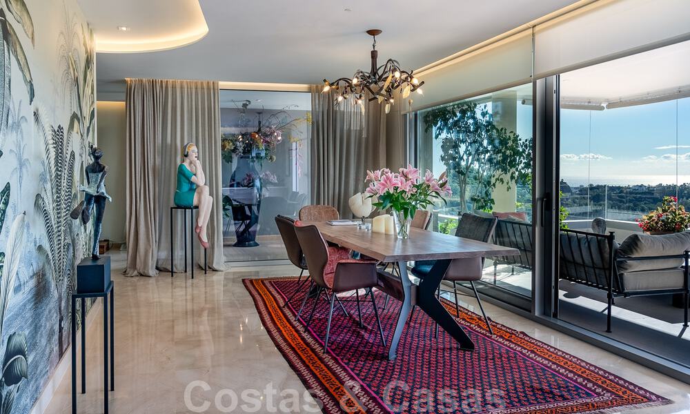 Moderno y contemporáneo ático en venta con vistas panorámicas al valle y al mar en la exclusiva Benahavis - Marbella 39108
