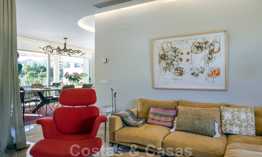 Moderno y contemporáneo ático en venta con vistas panorámicas al valle y al mar en la exclusiva Benahavis - Marbella 39112