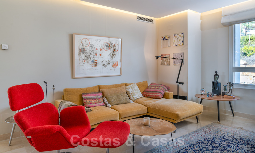 Moderno y contemporáneo ático en venta con vistas panorámicas al valle y al mar en la exclusiva Benahavis - Marbella 39113