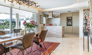 Moderno y contemporáneo ático en venta con vistas panorámicas al valle y al mar en la exclusiva Benahavis - Marbella 39114 