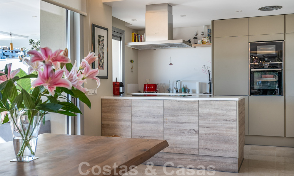 Moderno y contemporáneo ático en venta con vistas panorámicas al valle y al mar en la exclusiva Benahavis - Marbella 39115