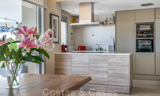 Moderno y contemporáneo ático en venta con vistas panorámicas al valle y al mar en la exclusiva Benahavis - Marbella 39115 