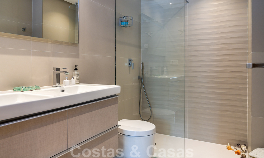 Moderno y contemporáneo ático en venta con vistas panorámicas al valle y al mar en la exclusiva Benahavis - Marbella 39118