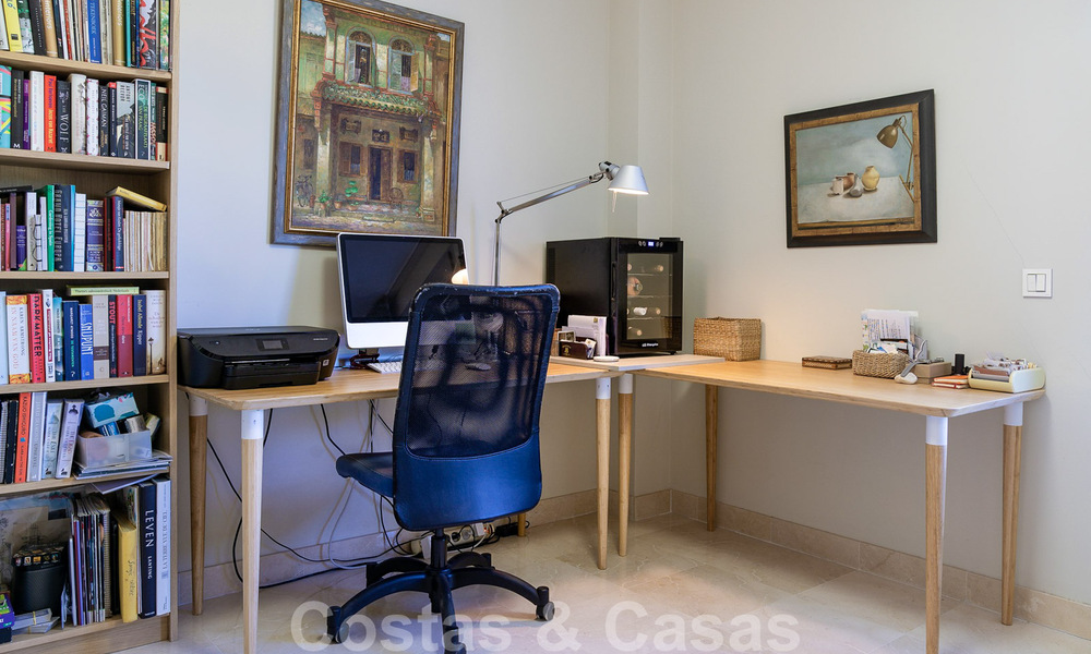 Moderno y contemporáneo ático en venta con vistas panorámicas al valle y al mar en la exclusiva Benahavis - Marbella 39121