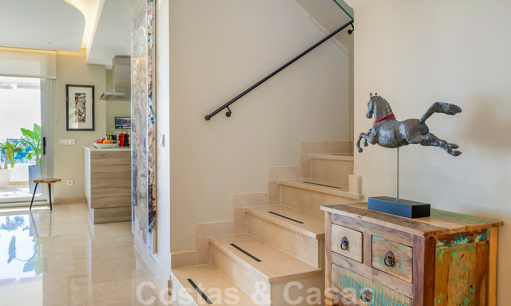 Moderno y contemporáneo ático en venta con vistas panorámicas al valle y al mar en la exclusiva Benahavis - Marbella 39122