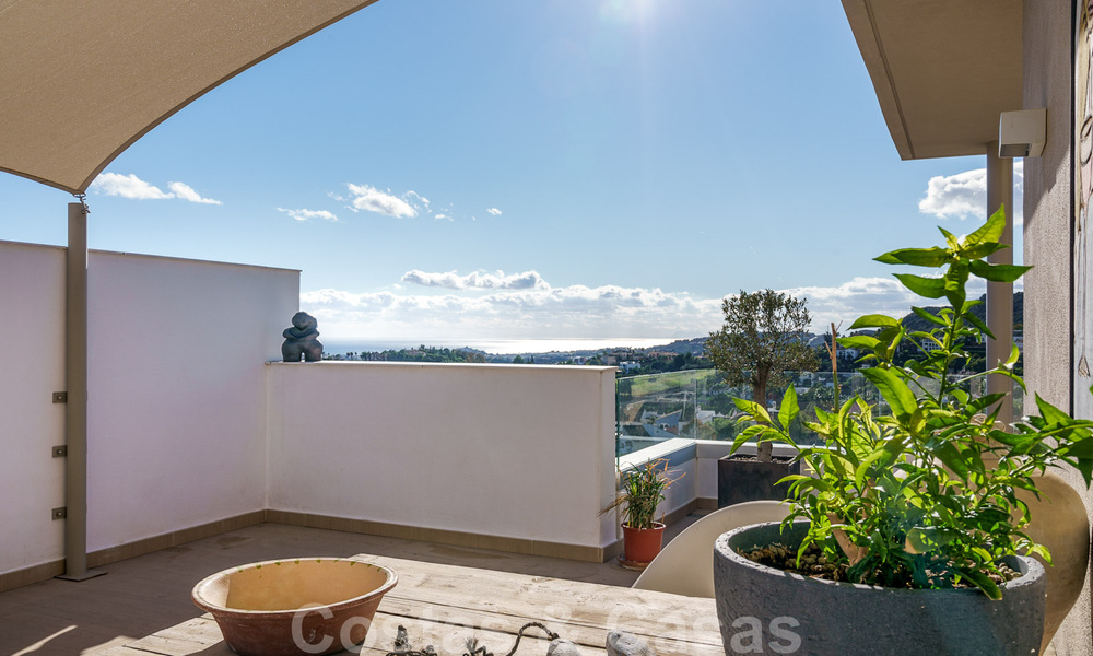 Moderno y contemporáneo ático en venta con vistas panorámicas al valle y al mar en la exclusiva Benahavis - Marbella 39123