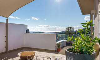 Moderno y contemporáneo ático en venta con vistas panorámicas al valle y al mar en la exclusiva Benahavis - Marbella 39123 