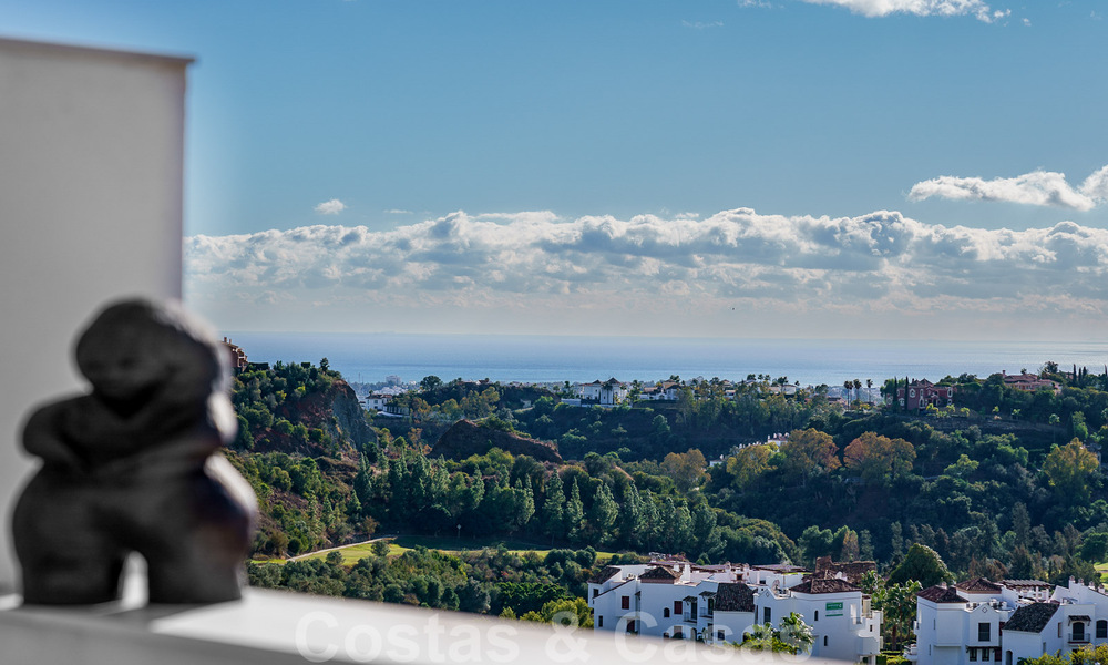 Moderno y contemporáneo ático en venta con vistas panorámicas al valle y al mar en la exclusiva Benahavis - Marbella 39124