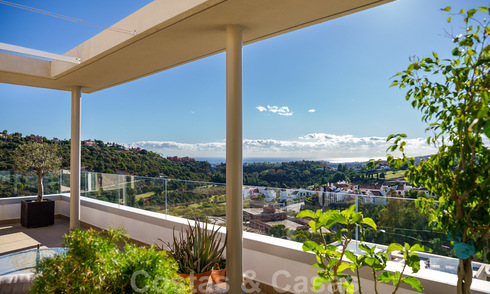 Moderno y contemporáneo ático en venta con vistas panorámicas al valle y al mar en la exclusiva Benahavis - Marbella 39125