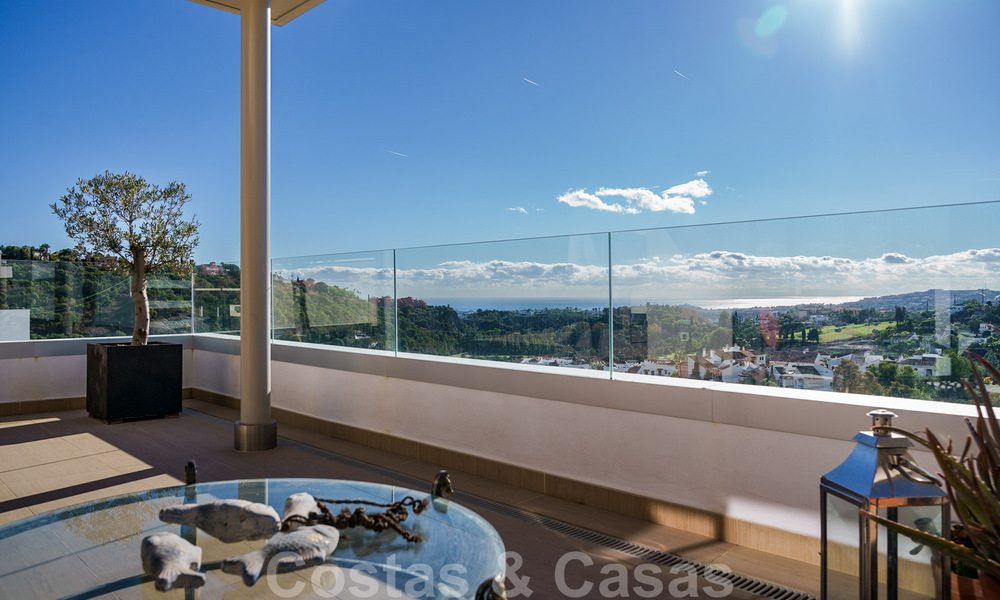 Moderno y contemporáneo ático en venta con vistas panorámicas al valle y al mar en la exclusiva Benahavis - Marbella 39126