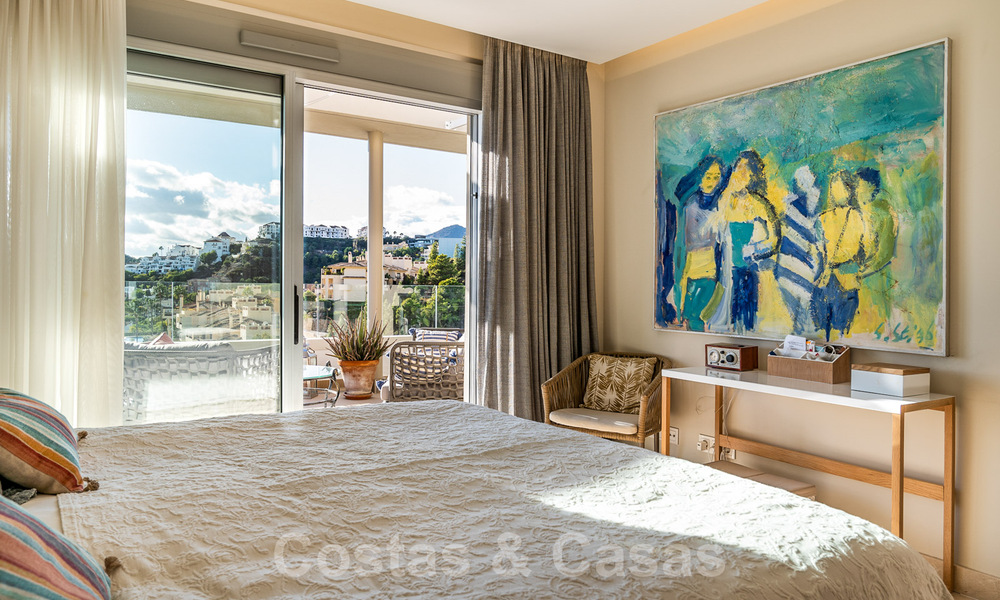 Moderno y contemporáneo ático en venta con vistas panorámicas al valle y al mar en la exclusiva Benahavis - Marbella 39128