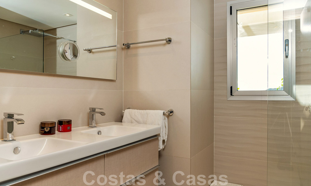 Moderno y contemporáneo ático en venta con vistas panorámicas al valle y al mar en la exclusiva Benahavis - Marbella 39129