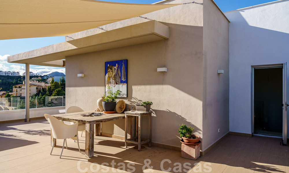 Moderno y contemporáneo ático en venta con vistas panorámicas al valle y al mar en la exclusiva Benahavis - Marbella 39132