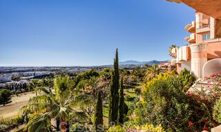 Amplio apartamento en venta con vistas panorámicas al mar en un resort de golf en Nueva Andalucía, Marbella 39142 